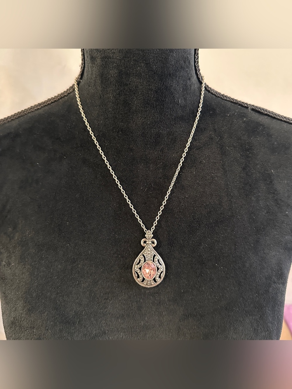 Avon Victorian Touch Edwardian Silver Tone Necklace with Pink Center Stone